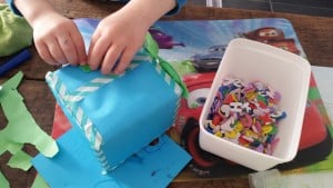 3-15-knutselen-creatief-moederdag-vaderdag-diy-kleenex-tissuebox-tissuemonster-knutselactiviteit-peuters-kleuters-nanny-annelon-