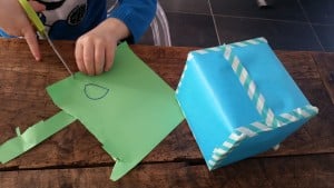 3-15-knutselen-creatief-moederdag-vaderdag-diy-kleenex-tissuebox-tissuemonster-knutselactiviteit-peuters-kleuters-nanny-annelon-knippen