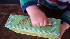3-15-knutselen-creatief-moederdag-vaderdag-diy-kleenex-tissuebox-tissuemonster-knutselactiviteit-peuters-kleuters-nanny-annelon-plakken
