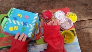 3-15-knutselen-creatief-moederdag-vaderdag-diy-kleenex-tissuebox-tissuemonster-knutselactiviteit-peuters-kleuters-nanny-annelon-verf