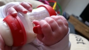 4-15-NUK-Trainingsfles-handgreep-flesvoeding-handje-baby-nanny-annelon-blog