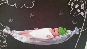 5-15-geboortpost-nola-nanny-annelon-amsterdam-gastouder-blog-geboortepost-originele-geboortekaartjes-hangmat-baby-giraffe