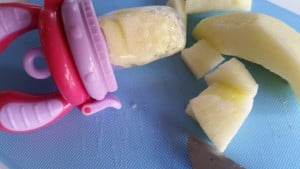 5-15-kidsme-foodfeeder-nanny-amsterdam-annelon-food-eten-baby-fruithapje-eerste-hapje-appel