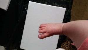 5-15-voetjes-verf-voet-vlinder-roze-canvas-vaderdag-knutselen-baby-6-maanden