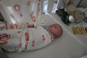 5-15-inbakeren-baby-2-maanden-rustig-slapen-wakker-armen