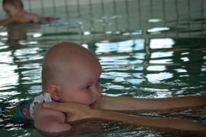 5-5-waterbabies-les-3-zwemles-babyzwemmen-moeder-nanny-nola-annelon-amsterdam-buik-mond