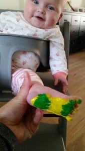 6-15-vaderdag-baby-peuter-knutselen-knutselwerkje-parkeerschijf-papa-nanny-amsterdam-gastouder-oppas-voeten-verven