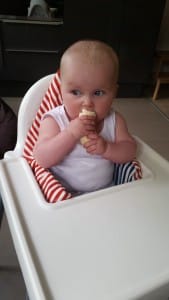 7-15-baby-banaan-eten-kinderstoel-ikea-oma-nola-amsterdam-nanny-gastouder-gastouderbureau