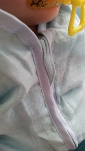 8-15-review-blog-baby-mama-moeder-nanny-annelon-slaapzak-sleepingbag-blauw-in-autostoeltje-maxi-cosi-kinderwagen-dun-hydrofiel-bescherming-rits