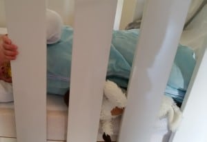 8-15-review-blog-baby-mama-moeder-nanny-annelon-slaapzak-sleepingbag-blauw-in-autostoeltje-maxi-cosi-kinderwagen-dun-hydrofiel-ledikant-kiekeboe-bijgesneden