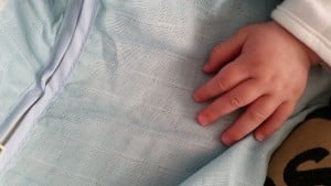 8-15-review-blog-baby-mama-moeder-nanny-annelon-slaapzak-sleepingbag-blauw-in-autostoeltje-maxi-cosi-kinderwagen-dun-hydrofiel-stof-handje