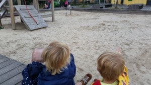 8-15-speeltuin-amsterdam-wittenburgerstraat-baby-kinderen-peuters-kleuters-bakfiets-nanny-moeder-graafmachine