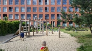8-15-speeltuin-amsterdam-wittenburgerstraat-baby-kinderen-peuters-kleuters-bakfiets-nanny-moeder-speeltoestel-kabelbaan