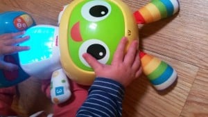 9-15-beatbo-robot-fisher-price-speelgoed-spelen-dansen-muziek-nanny-annelon-amsterdam-mama-