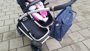 9-15-pacapod-review-tas-mirano-luiertas-verschoontas-verzorgtas-baby-practisch-handtas-vrouwentas-nanny-moeder-amsterdam-aan-kinderwagen