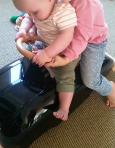 10-15-baby-nanny-mama-zijn-kind-mee-naar-gezin-werk-kinderen-samen-spelen-combineren-opvang-amsterdam-samen-auto