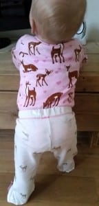 10-15-nanny-amsterdam-pyjama-hatley-herten-roze-meisje-baby-slapen-achterkant
