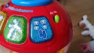10-15-vtech-ballentoren-speelgoed-ballen-baby-dreumes-kinderen-nanny-amsterdam-knop