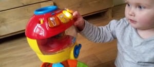 10-15-vtech-ballentoren-speelgoed-ballen-baby-dreumes-kinderen-nanny-amsterdam-knopje-licht