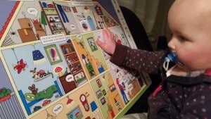 10-15-wat-hoort-poes-baby-peuter-kleuter-boek-drie-jaar-zoekboek-geluidenboek-dieren-boekreview-huis