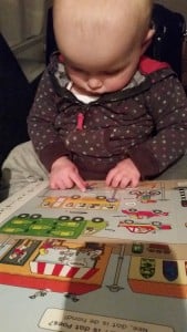 10-15-wat-hoort-poes-baby-peuter-kleuter-boek-drie-jaar-zoekboek-geluidenboek-dieren-boekreview-verkeer