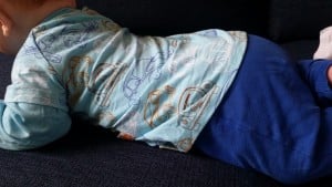 baby-tjilamid-romper-autos-auto-kever-jongen-nanny-annelon-amsterdam-nannybureau-buik