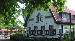 11-15-activiteit-amsterdam-amsterdamse-bos-wandelen-winter-zomer-herfst-lente-boerderij-kinderboerderij-pannenkoeken-geitjes-flesje-melk-geven-kinderen-jongen-meerzicht