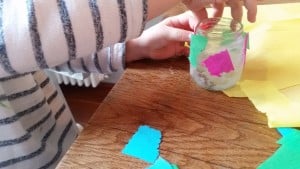 11-15-benodigdheden-knutselen-windlichtjes-glazen-potjes-papier-marche-waxinelichtjes-lijm-plakken-kinderen-kleuter-peuter