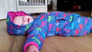 11-15-hatley-puffer-skieen-skipak-onesuit-kleding-baby-kinderen-vrolijk-hertjes-wintersport-rug-liggen