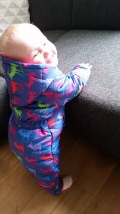 11-15-hatley-puffer-skieen-skipak-onesuit-kleding-baby-kinderen-vrolijk-hertjes-wintersport-staan-tegen-bank