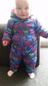 11-15-hatley-puffer-skieen-skipak-onesuit-kleding-baby-kinderen-vrolijk-hertjes-wintersport-voorkant