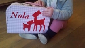 11-15-zus-en-kado-cadeau-met-naam-koffertje-roze-hertjes-zelf-maken-nanny-moeder-amsterdam