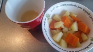 12-15-baby-4-maanden-hapjes-hapje-wortel-appel-koken-maken-recepten-recept-staafmixer-babyvoeding-voeding-eten-nanny-moeder-amsterdam-sap