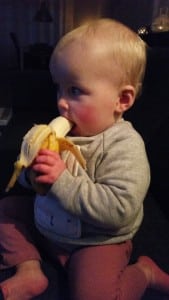 12-15-babyhapjes-vier-maanden-wat-nu-welke-voeding-wat-mag-niet-honing-melk-groente-fruit-hoe-baby-newborn-wipstoel-moeder-mama-nanny-amsterdam-banaan