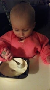 12-15-babyhapjes-vier-maanden-wat-nu-welke-voeding-wat-mag-niet-honing-melk-groente-fruit-hoe-baby-newborn-wipstoel-moeder-mama-nanny-amsterdam-yoghurt