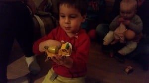 12-15-reactie-kinderen-sinterklaas-sinterklaasgekte-december-maand-baby-1-jaar-kleuter-peuter-hoe-nanny-moeder-amsterdam-jongen