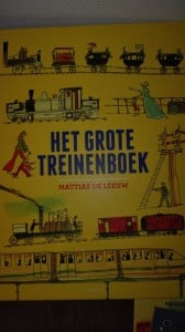 Het grote treinenboek - gek zijn op treinen - door jaren heen - geschiedenis - vrachttreinen - passagier treinen - industriele revolutie - bijzondere illustraties - nanny - Annelon
