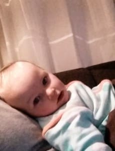 1-16-baby-peuter-kleuter-driftbui-woede-woedeaanval-boos-bedtijd-naar-bed-slapen-brengen-ligt-slaapzak