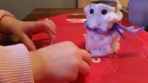 1-16-sneeuwpop-knutselen-watjes-wc-rol-nanny-moeder-mama-blog-knutselwerkje-lijm-peuter-kleuter-winter-sjaal-oogjes