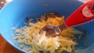 1-16-tips-snijden-voedsel-eten-voeding-baby-appel-tomaatjes-druif-tomaat-manderijn-pitjes-broodje-1-jaar-stikken-verslikken-niet-lepel