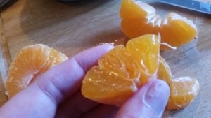 1-16-tips-snijden-voedsel-eten-voeding-baby-appel-tomaatjes-druif-tomaat-manderijn-pitjes-broodje-1-jaar-stikken-verslikken-niet-pitloos