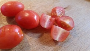 1-16-tips-snijden-voedsel-eten-voeding-baby-appel-tomaatjes-druif-tomaat-manderijn-pitjes-broodje-1-jaar-stikken-verslikken-niet-tomaatjes