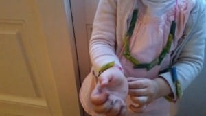 2-16-knutselen-knutselwerkje-pasta-penne-touw-ketting-armband-peuter-kleuter-schoolkind-kinderen-moederdag-verjaardag-verven-klaar