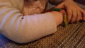 2-16-knutselen-knutselwerkje-pasta-penne-touw-ketting-armband-peuter-kleuter-schoolkind-kinderen-moederdag-verjaardag-verven-verf-af