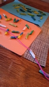2-16-knutselen-knutselwerkje-pasta-penne-touw-ketting-armband-peuter-kleuter-schoolkind-kinderen-moederdag-verjaardag-verven-verf-rijgen