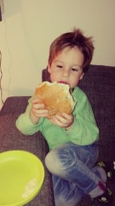 broodje hamburger - lekker snoepen aan tafel - leuk om zelf te doen - gezond en beetje snacken - peuter - jonge kinderen - nanny annelon2