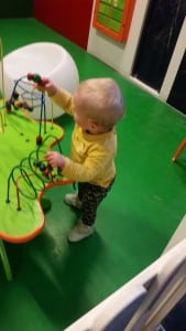 speelhoekje-baby-dreumes-gedrag-ontwikkeling-een-jaar-boos-drifteg-driftig-verdrietig-zelf-doen-nanny-moeder-annelon