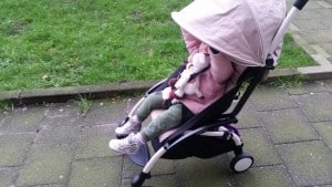 2-16-babyzen-yoyo-buggy-wagen-kinderwagen-stroller-heel-klein-opvouwbaar-vliegtuig-handbagage-handig-vakantie-amsterdam-hal-gang-kap