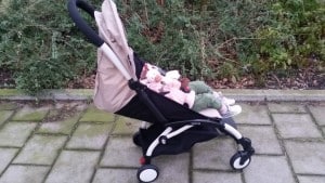 2-16-babyzen-yoyo-buggy-wagen-kinderwagen-stroller-heel-klein-opvouwbaar-vliegtuig-handbagage-handig-vakantie-amsterdam-hal-gang-liggen
