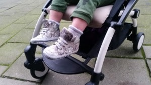 2-16-babyzen-yoyo-buggy-wagen-kinderwagen-stroller-heel-klein-opvouwbaar-vliegtuig-handbagage-handig-vakantie-amsterdam-hal-gang-voetsteun